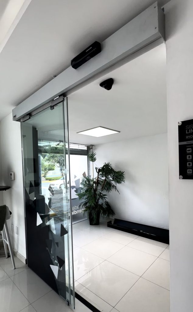 Automatic door system opening smoothly