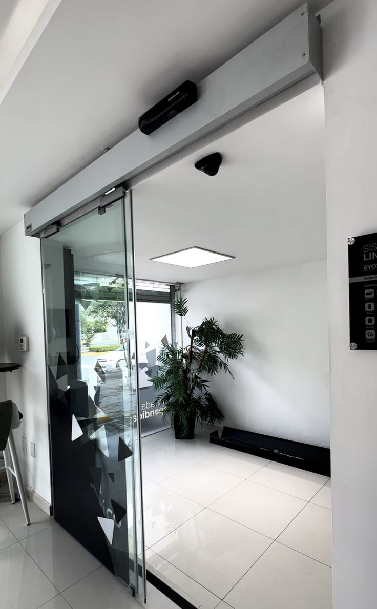 Automatic door system opening smoothly